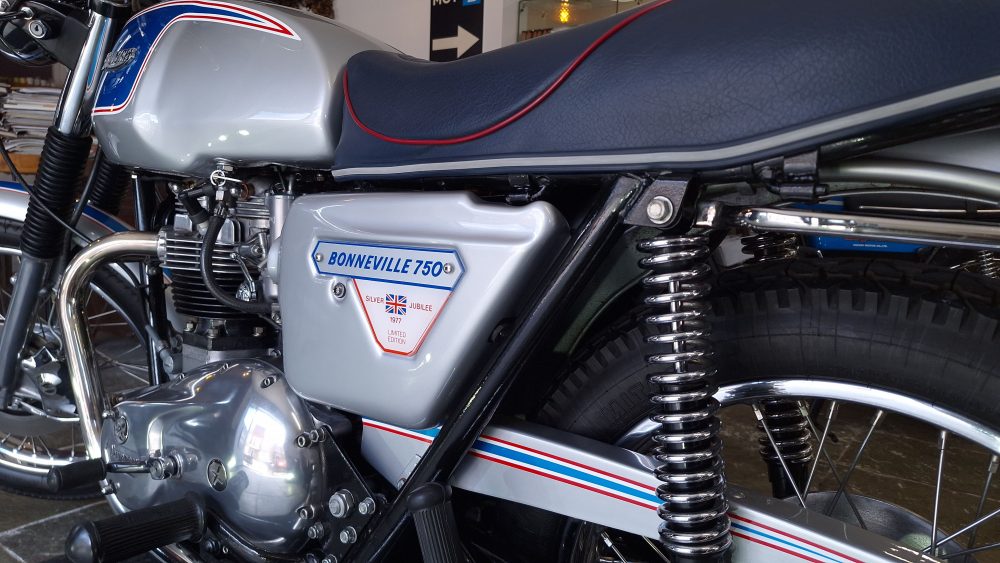 Triumph BonnevilleT140 Silver Jubilee Near Concours!!! - Image 4
