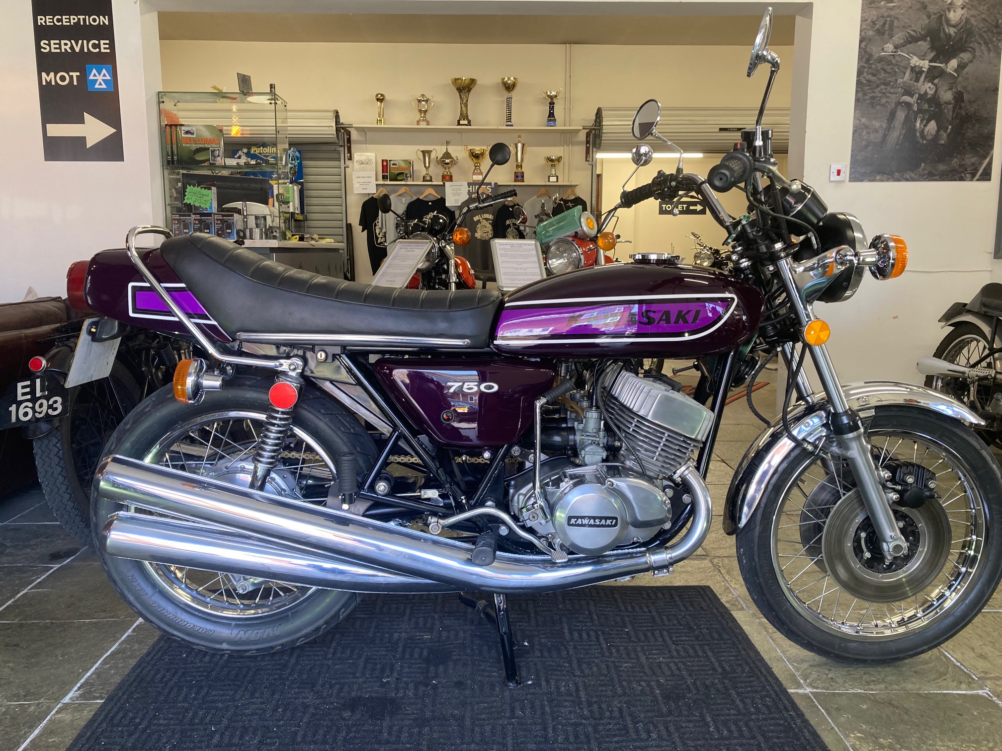 Kawasaki H2C 750 triple fully restored show winner!!!! – Bill